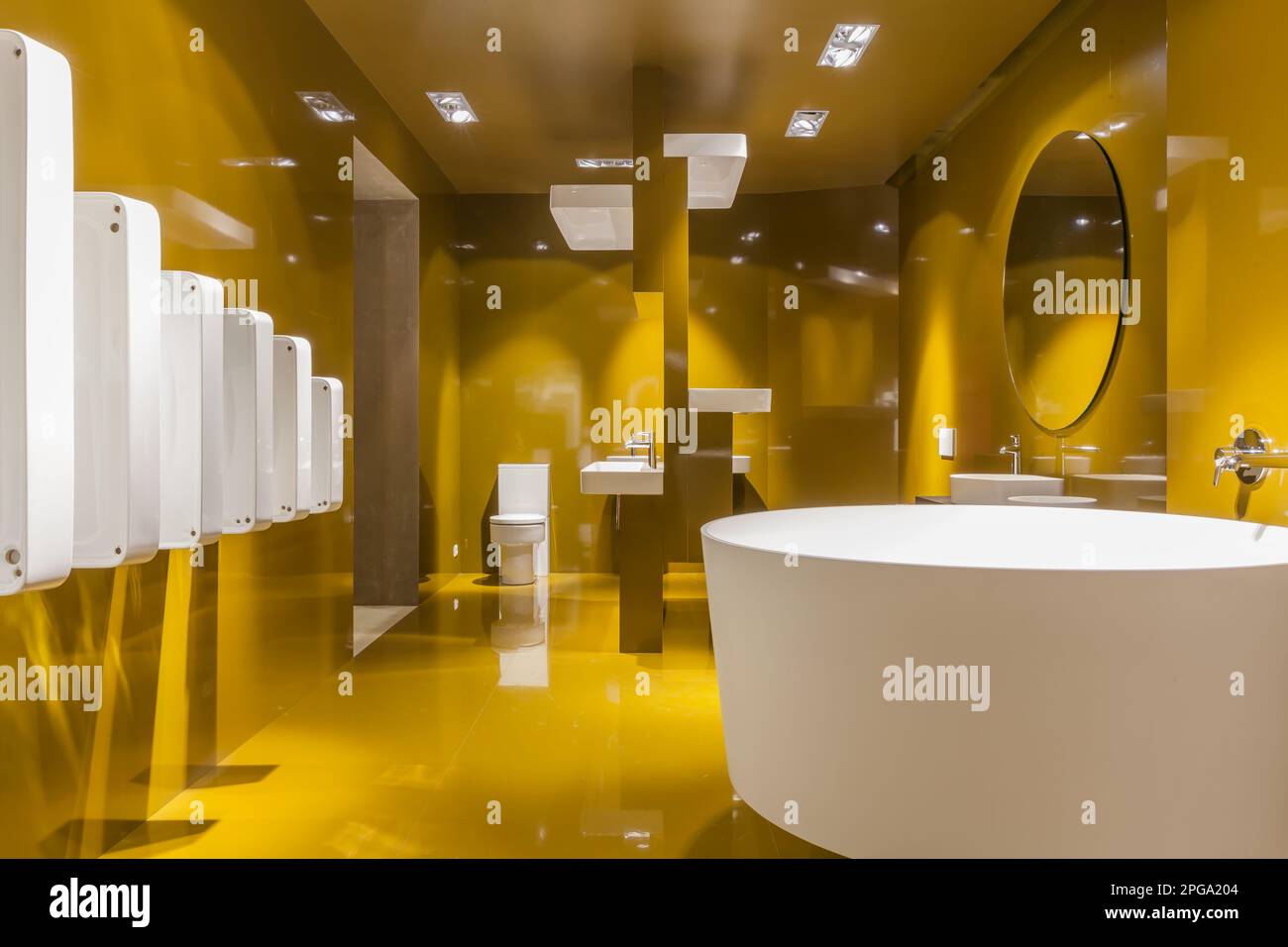 MAILAND, ITALIEN - 22. APRIL 2018: 57. Ausstellung der Salone Internationale del Mobile während der Mailänder Design Week. Messestand der Firma Fiera Rho Laufen Stockfoto