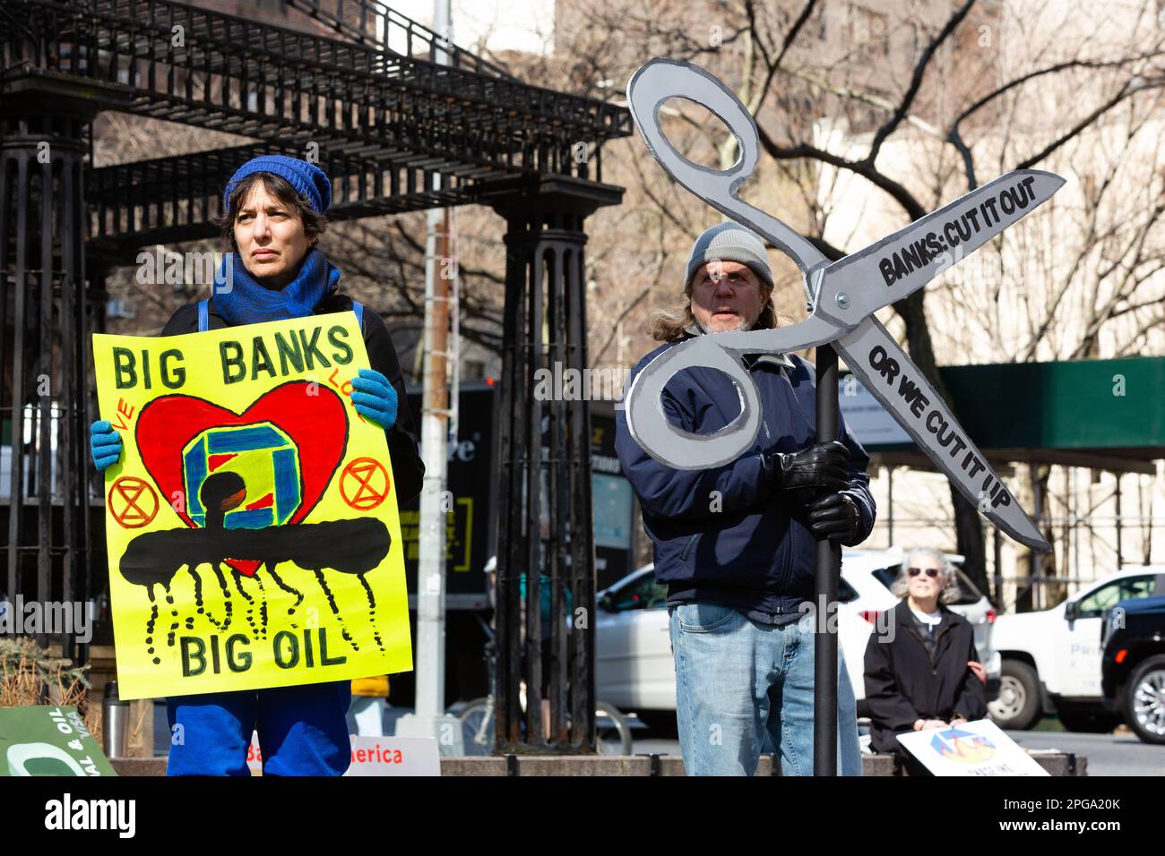 New York, New York, USA. 21. März 2023. Dritter Akt, die soziale Aktivistenbewegung älterer Menschen, sponserte eine Kundgebung gegen Bankinvestitionen in fossile Brennstoffe, die am Dag Hammerskjöld Plaza begann und in die 47. Straße zum Hauptsitz von J. P. Morgan Chase zog. Kredit: Ed Lefkowicz/Alamy Live News Stockfoto