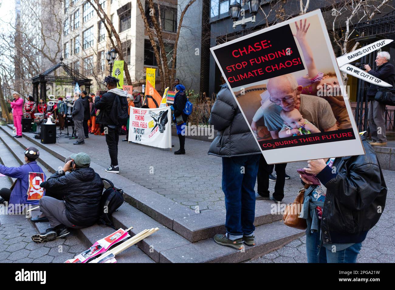 New York, New York, USA. 21. März 2023. Dritter Akt, die soziale Aktivistenbewegung älterer Menschen, sponserte eine Kundgebung gegen Bankinvestitionen in fossile Brennstoffe, die am Dag Hammerskjöld Plaza begann und in die 47. Straße zum Hauptsitz von J. P. Morgan Chase zog. Kredit: Ed Lefkowicz/Alamy Live News Stockfoto