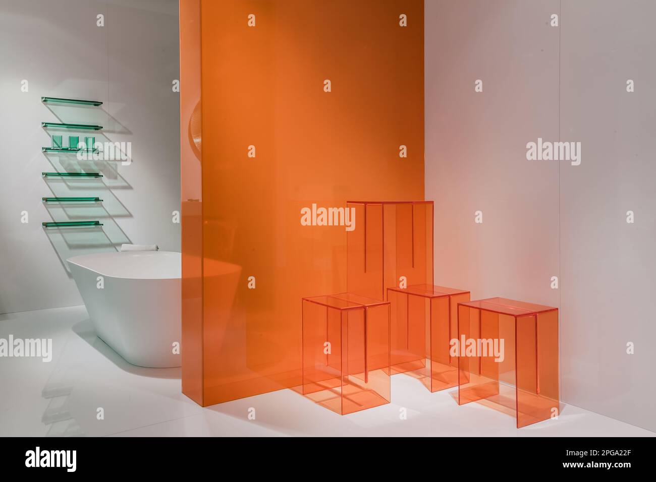 MAILAND, ITALIEN - 22. APRIL 2018: 57. Ausstellung der Salone Internationale del Mobile während der Mailänder Design Week. Messestand der Firma Fiera Rho Laufen Stockfoto