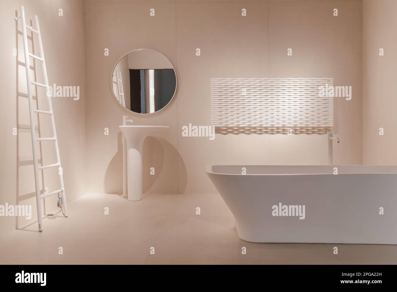 MAILAND, ITALIEN - 22. APRIL 2018: 57. Ausstellung der Salone Internationale del Mobile während der Mailänder Design Week. Messestand der Firma Fiera Rho Laufen Stockfoto