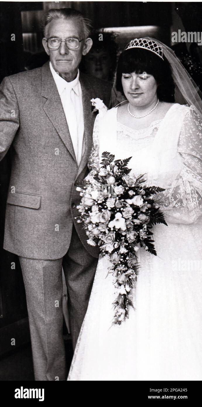 DER 71-JÄHRIGE BERT DUNWIDDY HEIRATET SEINE 19-JÄHRIGE BRAUT VANESSA BLAKE IN PORTSMOUTH. 1984. BILD MIKE WALKER 1984 Stockfoto