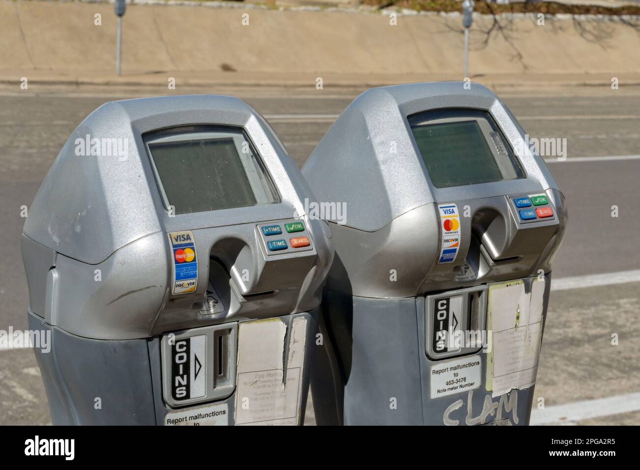 Austin, Texas, USA - Februar 2023: Nahaufnahme eines Parkplatzes auf einer Straße im Stadtzentrum Stockfoto