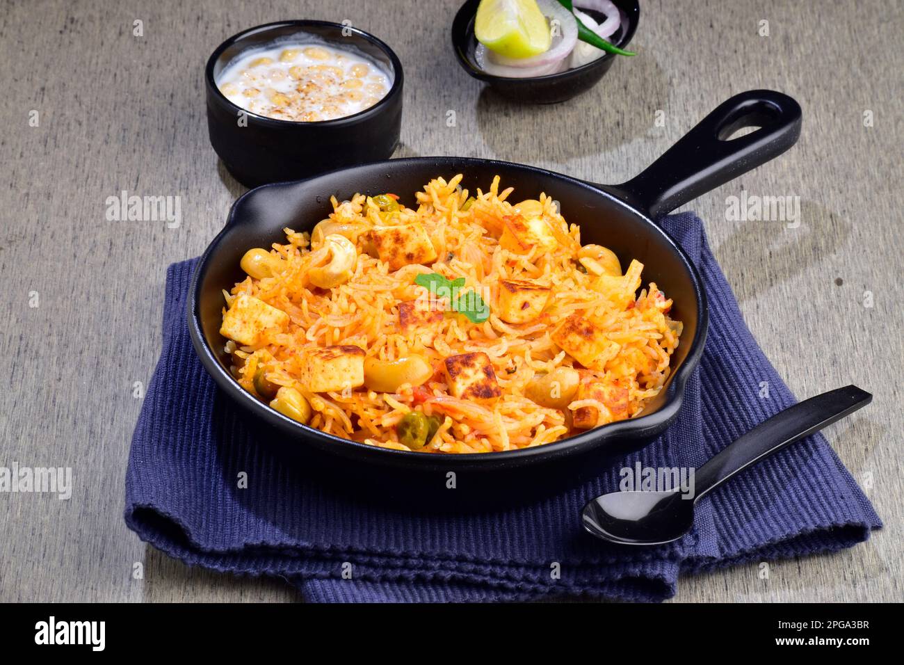 Gemüse-Pulao serviert mit Rita auf dem Teller Stockfoto