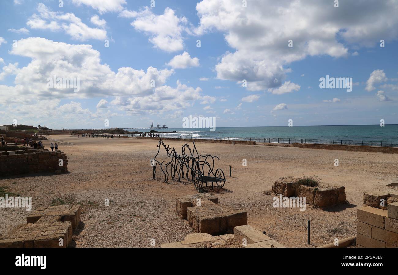 Eine stilisierte Skulptur eines Streitwagen mit Pferden im Hippodrom im Caesarea-Nationalpark in Israel Stockfoto