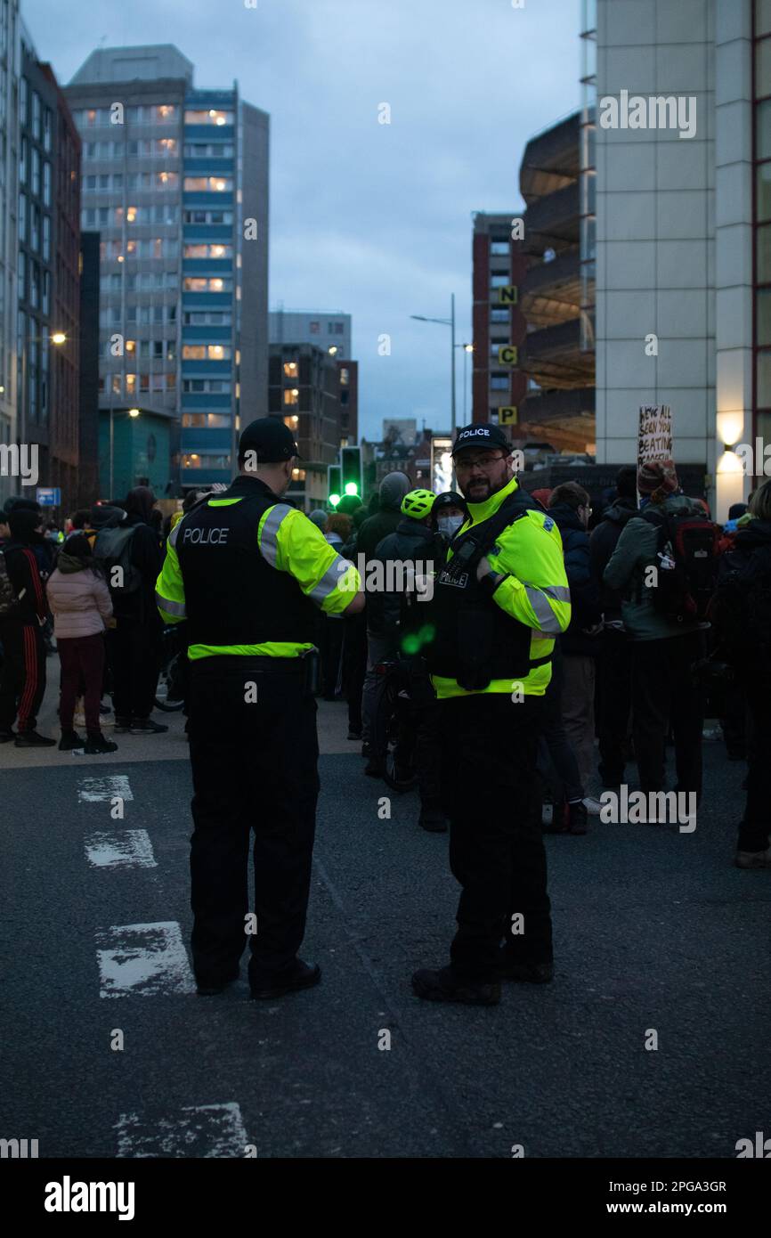 Bristol, Vereinigtes Königreich, 21. März 2023. Polizei und Demonstranten gegen Polizeigewalt versammeln sich am zweijährigen Jahrestag des ersten "Kill the Bill"-Protests in Bristol im Bearpit und vor der Polizeistation von Bridewell, bei dem mehrere Demonstranten verhaftet wurden, von denen einige noch im Gefängnis sind. J.B. Coll Stockfoto