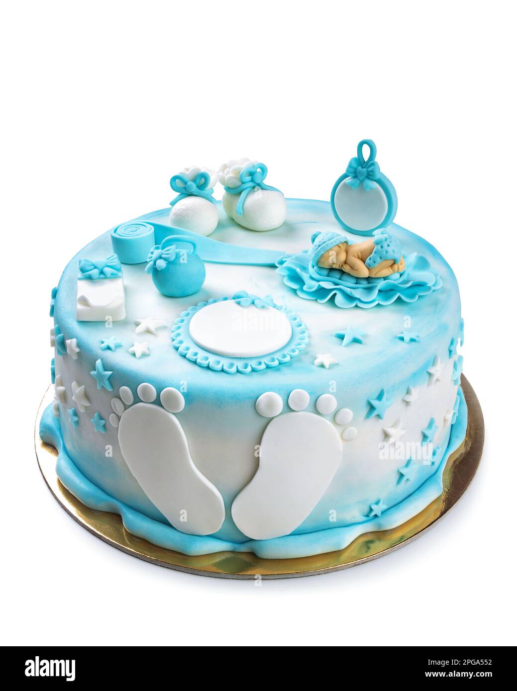 Weißer und blauer Kuchen mit einem schlafenden Baby auf der Oberseite und ein paar Füßen mit Babyschühchen zum Geburtstag eines Babys isoliert auf Weiß Stockfoto