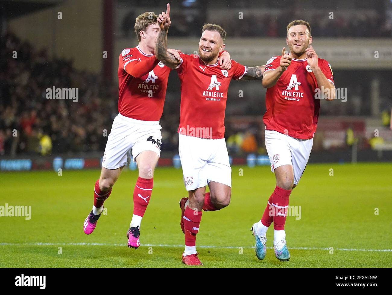 Barnsleys James Norwood (Zentrum) feiert das zweite Tor ihrer Seite des Spiels mit Teamkollegen während des Spiels Sky Bet League One im Oakwell Stadium, Barnsley. Foto: Dienstag, 21. März 2023. Stockfoto