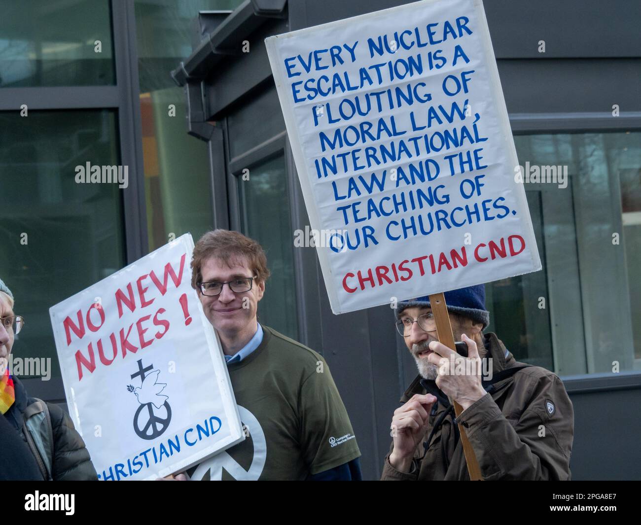 London, Großbritannien. 21. März 2023. Christian CND. Die CND protestiert gegen die US-Botschaft wegen der Enthüllung, dass US-Atombomben zum US-Luftwaffenstützpunkt Lakenheath in Suffolk gebracht werden, wo die Flugzeuge, die sie tragen und abwerfen sollen, bereits angekommen sind und die Besatzung in Ausbildung ist. Die Regierung und die Massenmedien schweigen über die Rückgabe dieser Massenvernichtungswaffen in nur 70 Meilen Entfernung von London, zu einer Zeit, in der die Gefahr eines Atomkrieges näher denn je erscheint. Peter Marshall/Alamy Live News Stockfoto