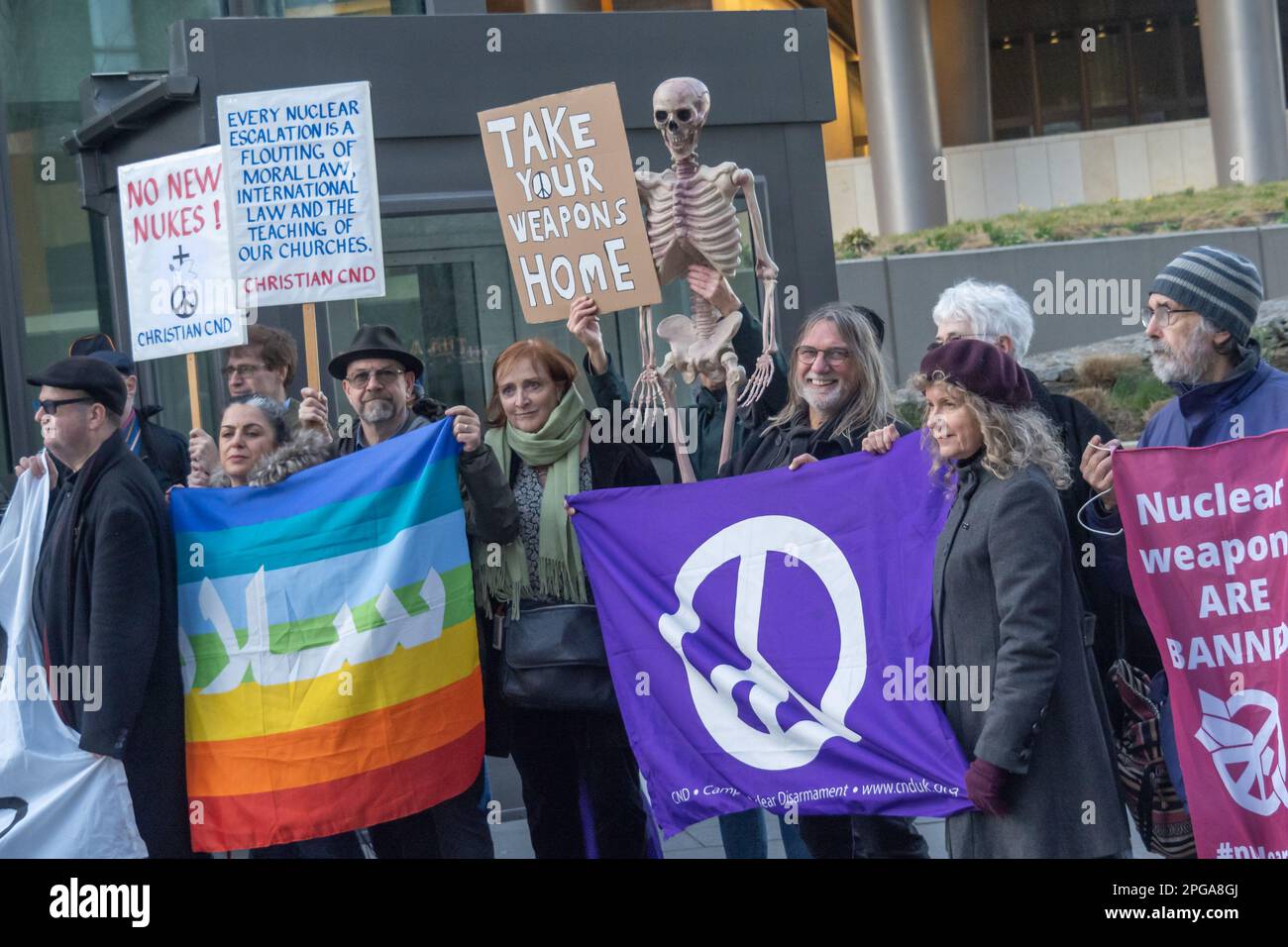 London, Großbritannien. 21. März 2023. Demonstranten mit Bannern, Plakaten und einem Skelett an der CND-US-Botschaft protestieren gegen US-Atombomben, die zum US-Luftwaffenstützpunkt Lakenheath in Suffolk gebracht werden, wo die Flugzeuge, die sie tragen und abwerfen sollen, bereits angekommen sind und die Besatzung in Ausbildung ist. Die Regierung und die Massenmedien schweigen über die Rückgabe dieser Massenvernichtungswaffen in nur 70 Meilen Entfernung von London, zu einer Zeit, in der die Gefahr eines Atomkrieges näher denn je erscheint. Peter Marshall/Alamy Live News Stockfoto