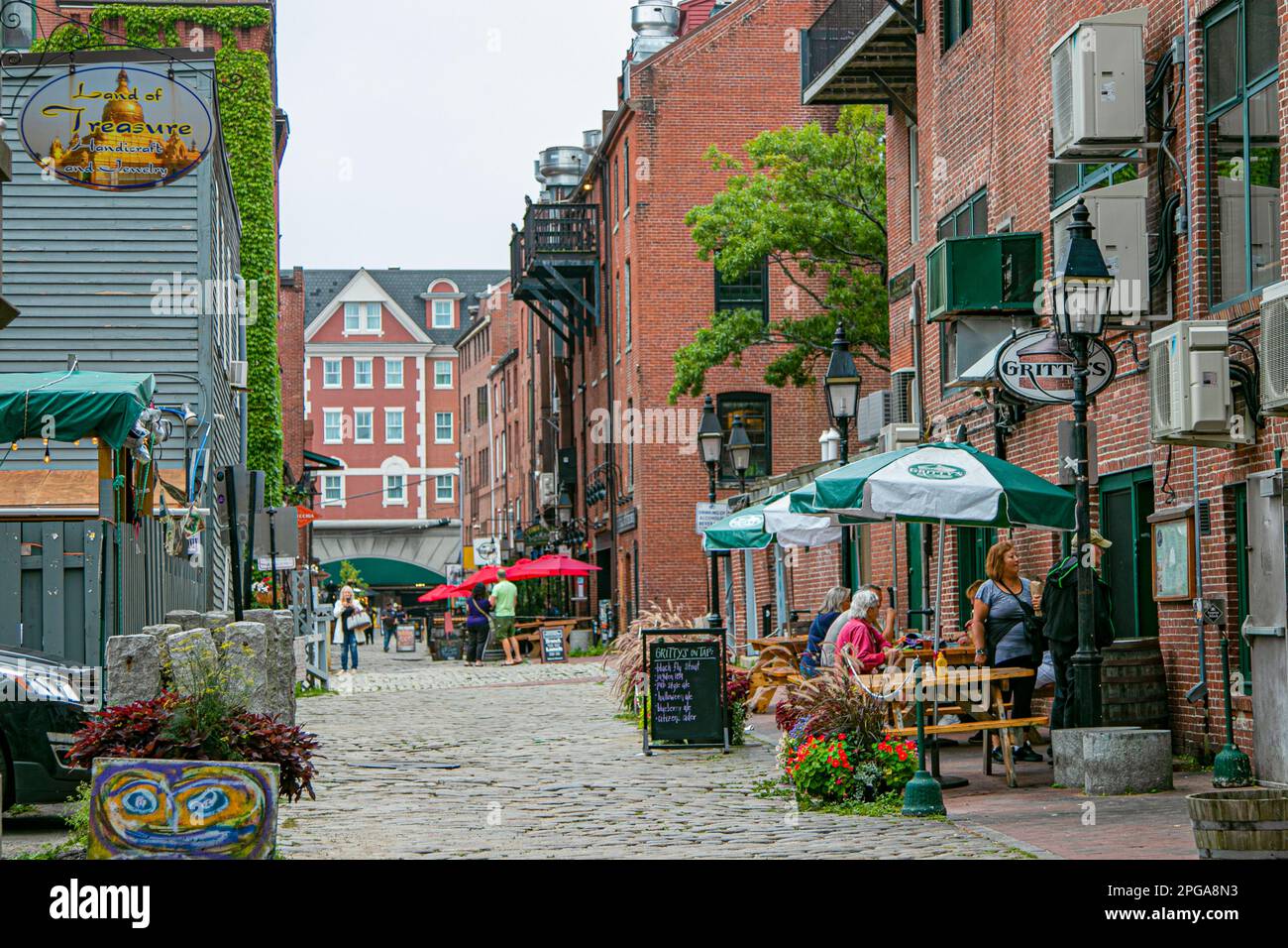 USA; Maine Portland; Commercial Street; Unternehmen in Seitenstraßen, Restaurants, Restaurants, Stockfoto