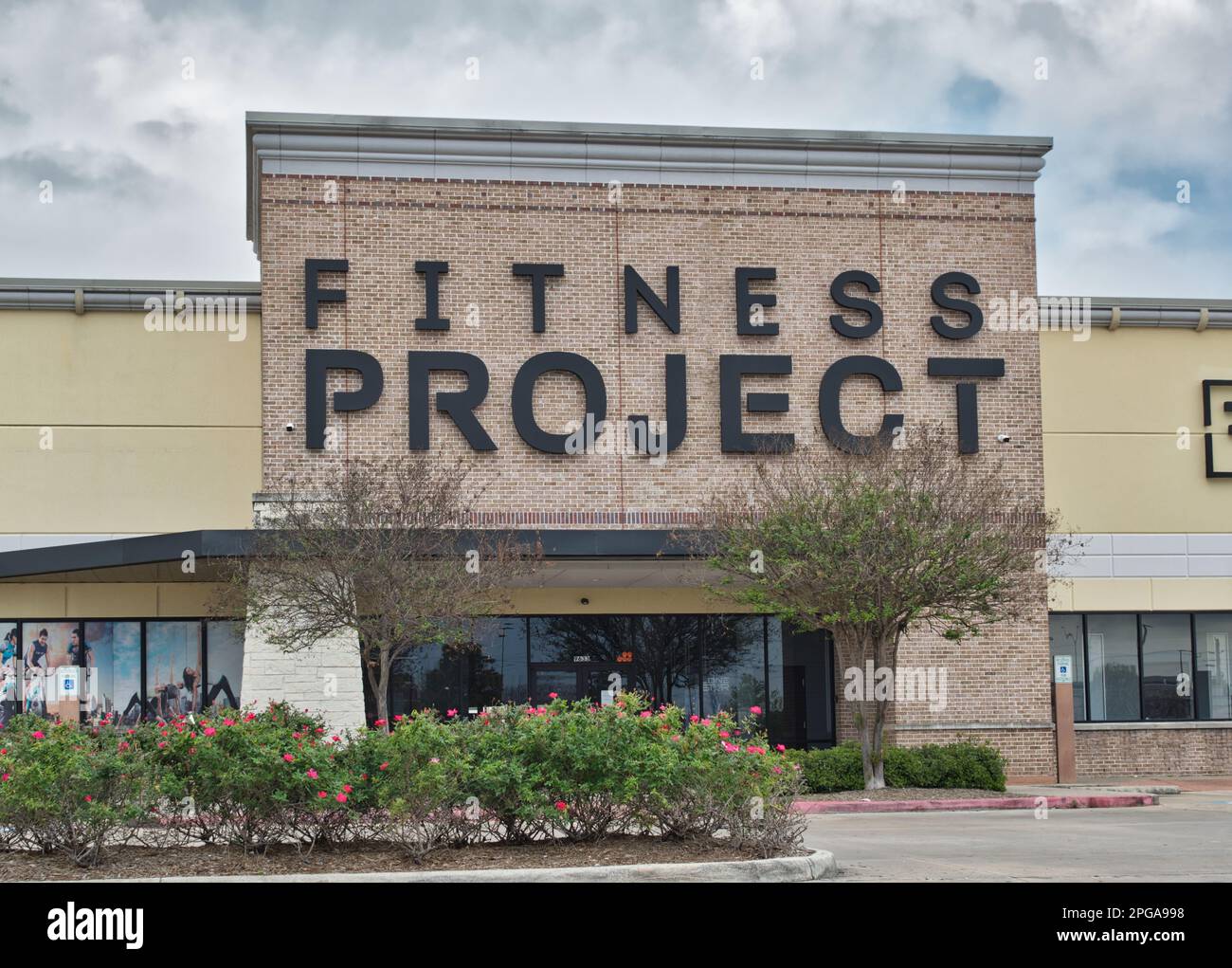 Humble, Texas, USA 02-26-2023: Außenansicht des Fitnessprojekts in Humble, TX. Business Chain für Gesundheit und Fitness in Texas. Stockfoto