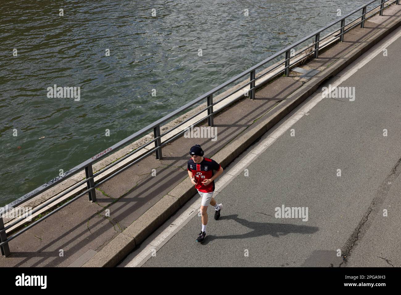 Paris, Paris, Frankreich. 21. März 2023. Ein Mann joggt in Paris entlang der seine. (Kreditbild: © Chenxi Yang/ZUMA Press Wire) NUR REDAKTIONELLE VERWENDUNG! Nicht für den kommerziellen GEBRAUCH! Stockfoto