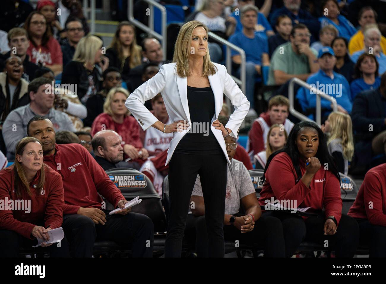 Oklahoma Sooners Cheftrainer Jennie Baranczyk während eines NCAA-Basketballturniers gegen die UCLA Bruins am Montag, den 20. März 2023, bei Paul Stockfoto