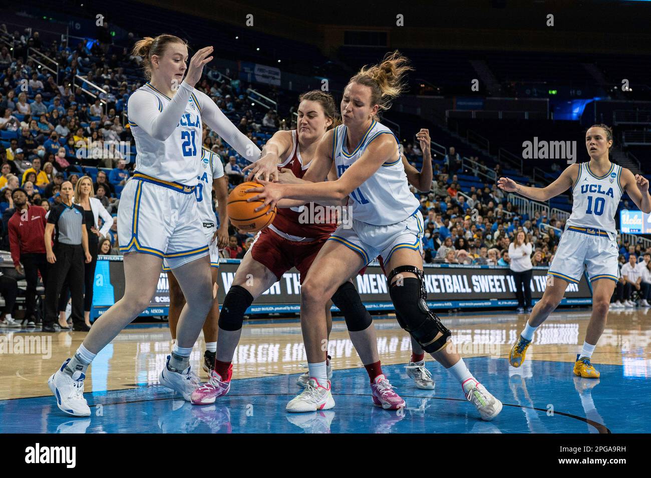 UCLA Bruins Forward Emily Bessoir (11) und Oklahoma Sooners Center Beatrice Culliton (0) kämpfen während eines NCAA-Frauen-Basketballturniers um Besessenheit Stockfoto