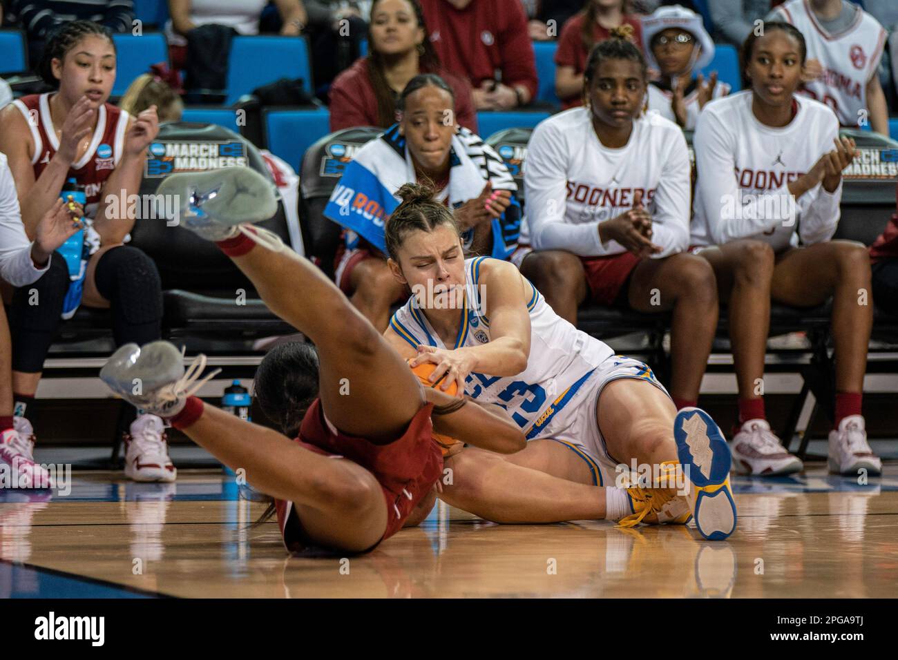 UCLA Bruins Forward Gabriela Jaquez (23) kämpft gegen Oklahoma Sooners, Kennady Tucker (4), wegen Besitzes während eines NCAA-Frauen-Basketballturniers Stockfoto