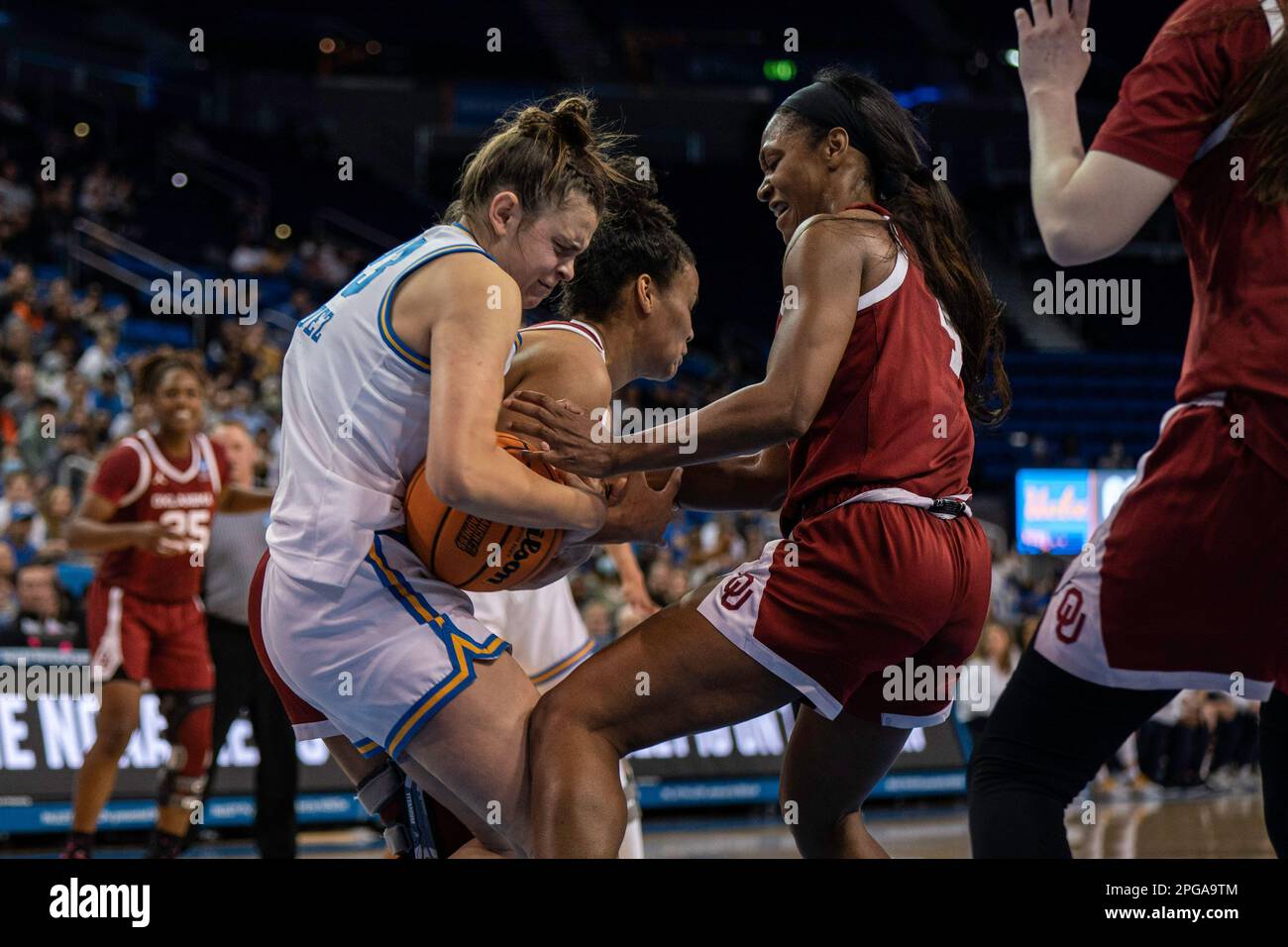 UCLA Bruins Forward Gabriela Jaquez (23) und Oklahoma Sooners Guard Kennady Tucker (4) kämpfen während eines NCAA-Frauen-Basketballturniers um Besitz Stockfoto
