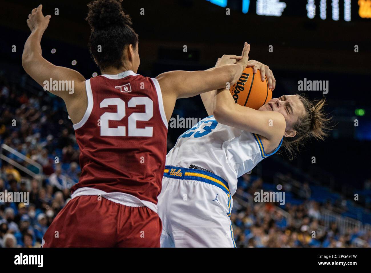 UCLA Bruins Forward Gabriela Jaquez (23) und Oklahoma Sooners Garde Ana Llanusa (22) kämpfen während eines NCAA-Frauen-Basketballturniers um Besitz Stockfoto