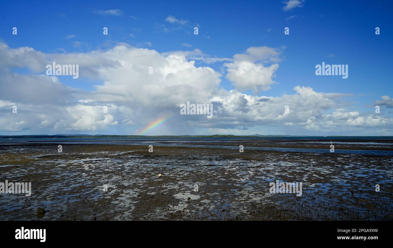 Wolken und Regenbogen über den südlichen Moreton Bay Islands, bei Ebbe vom Victoria Point aus gesehen Stockfoto