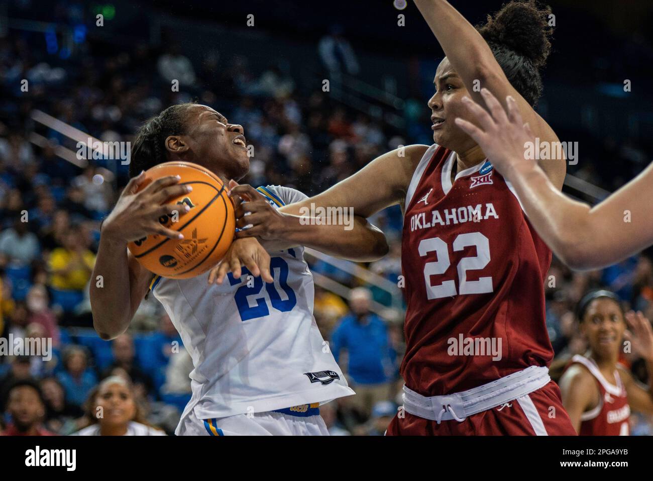 UCLA Bruins Wache Charisma Osborne (20) wird während eines NCAA-Basketballturniers am Montag von Oklahoma Sooners Wache Ana Llanusa (22) vereitelt. Stockfoto