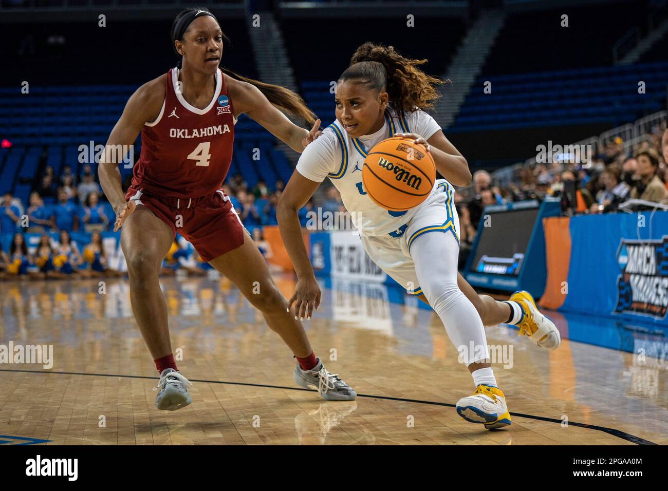 UCLA Bruins Guard Londynn Jones (3) tritt während eines NCAA-Basketballturniers am Montag gegen Oklahoma Sooners Guard Kennady Tucker (4) an. Stockfoto