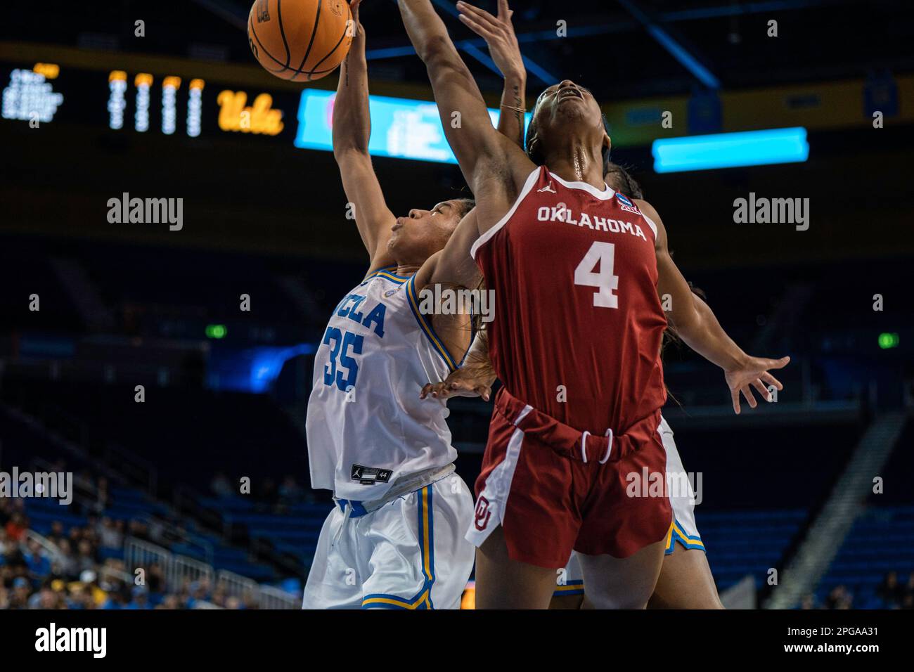 Oklahoma Sooners Guard Kennady Tucker (4) wird von Camryn Brown während eines NCAA-Basketballturniers für Frauen am Montag, den 20. März 2023, in Paule vereitelt Stockfoto