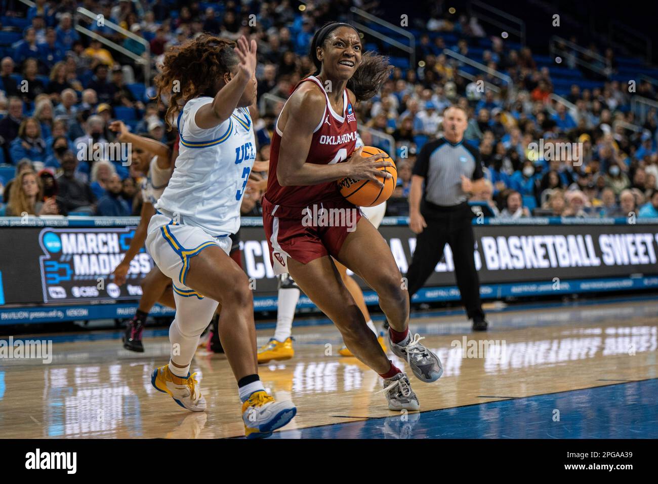 Oklahoma Sooners Guard Kennady Tucker (4) wird von UCLA Bruins Guard Londynn Jones (3) während eines NCAA-Basketballturniers für Frauen am Montag bewacht. Stockfoto