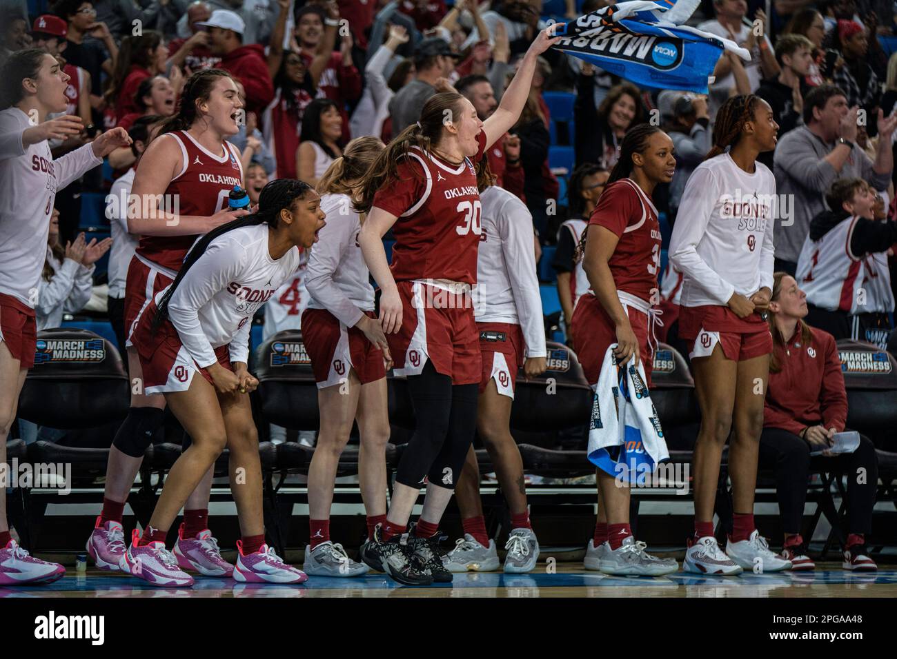 Oklahoma Sooners Guard Taylor Robertson (30) feiert mit eh Bank während eines NCAA-Basketballturniers für Frauen gegen die UCLA Bruins am Montag Stockfoto