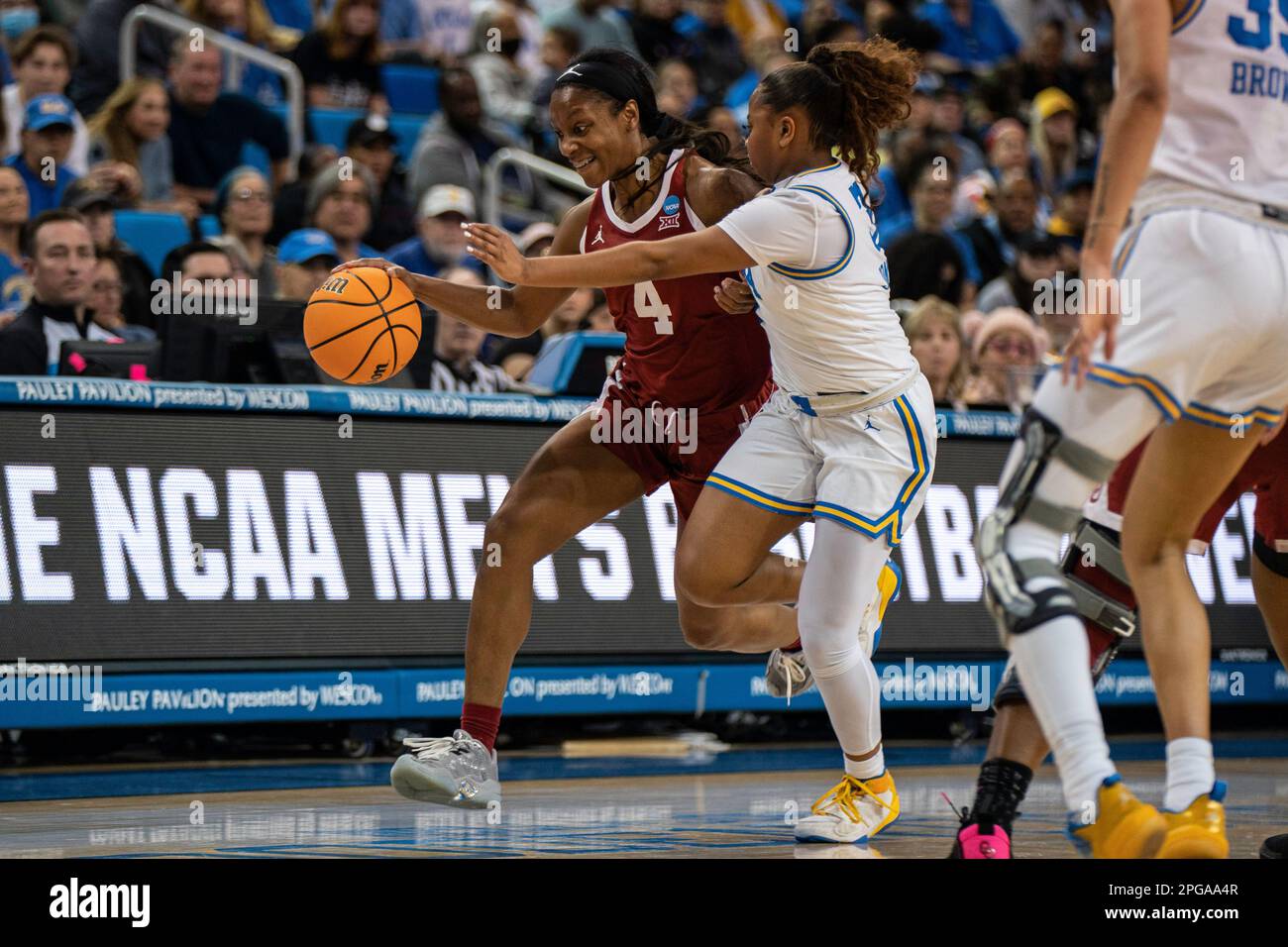 Oklahoma Sooners Guard Kennady Tucker (4) wird von UCLA Bruins Guard Londynn Jones (3) während eines NCAA-Basketballturniers für Frauen am Montag bewacht. Stockfoto