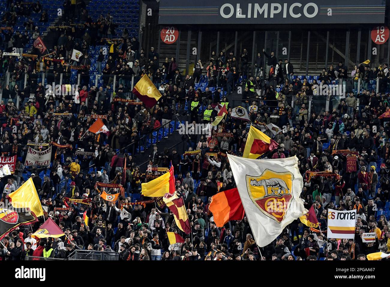 Rom, Italien. 21. März 2023. Roma-Fans jubeln während des Viertelfinals der Women UEFA Champions League zwischen AS Roma und dem FC Barcelona im stadio Olimpico in Rom (Italien) am 21. März 2022. Kredit: Insidefoto di andrea staccioli/Alamy Live News Stockfoto