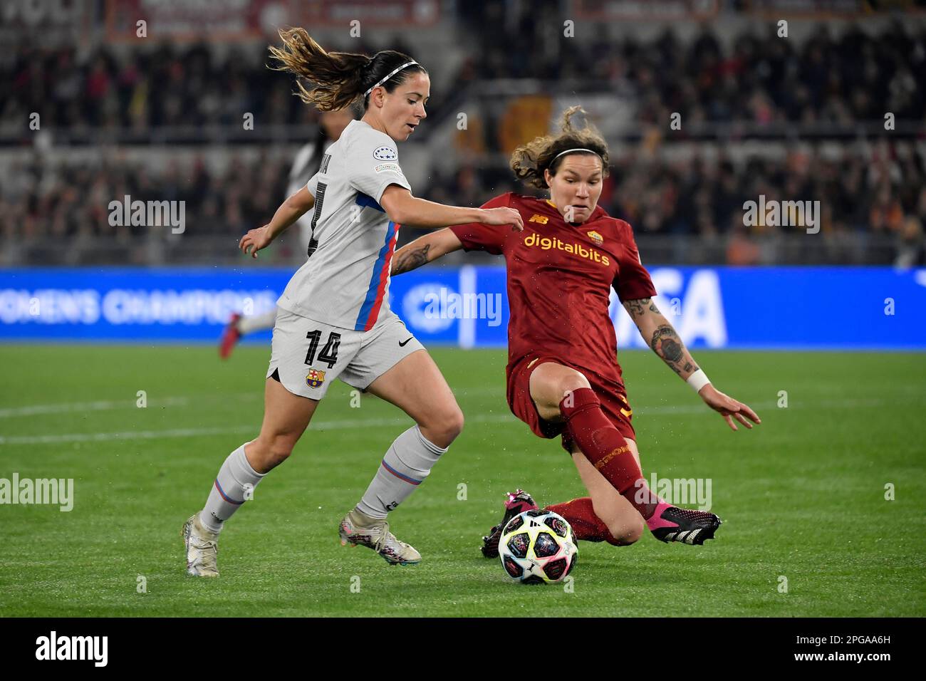 Rom, Italien. 21. März 2023. Aitana Bonmati vom FCB Barcelona und Elena Linari von AS Roma treten während des Viertelfinalspiels der UEFA Champions League um den Ball zwischen AS Roma und dem FC Barcelona im stadio Olimpico in Rom (Italien) am 21. März 2022 an. Kredit: Insidefoto di andrea staccioli/Alamy Live News Stockfoto