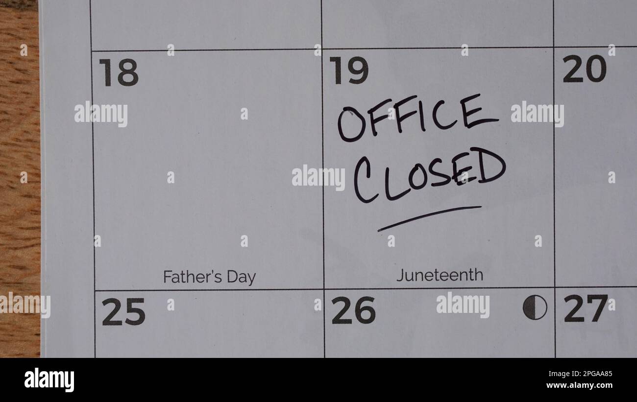 Büro geschlossen, markiert auf einem Kalender anlässlich des Juneteenth Feiertags. Juneteenth ist ein Feiertag in den Vereinigten Staaten Stockfoto