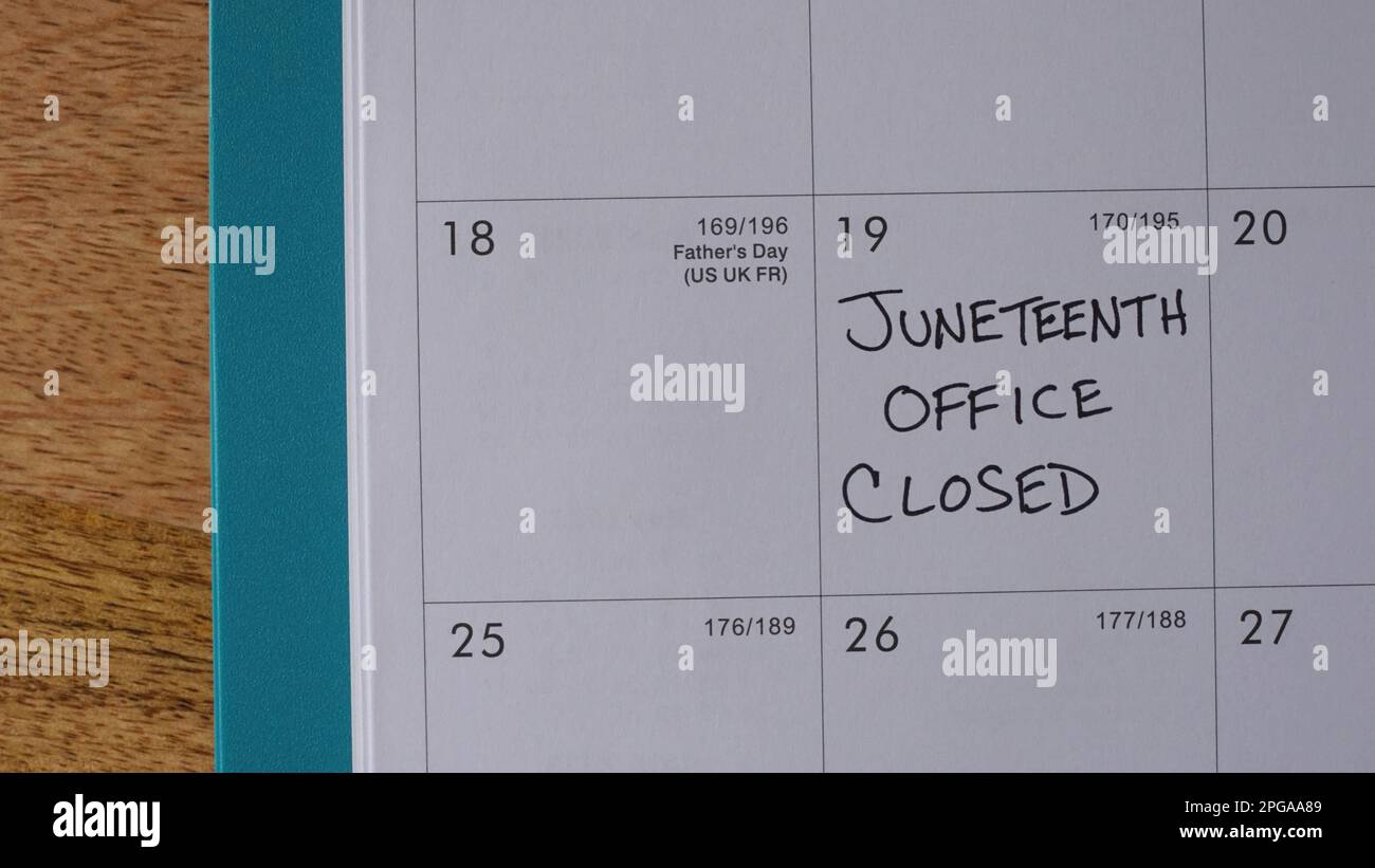 Büro geschlossen, markiert auf einem Kalender anlässlich des Juneteenth Feiertags. Juneteenth ist ein Feiertag in den Vereinigten Staaten Stockfoto
