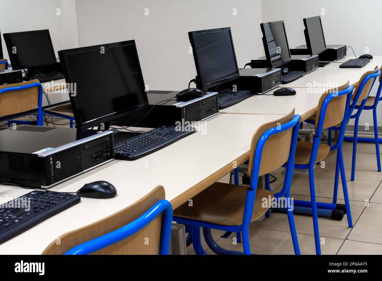 Computerraum, mit Computern, um CAD-Software zu lernen, in einer öffentlichen Schule Stockfoto