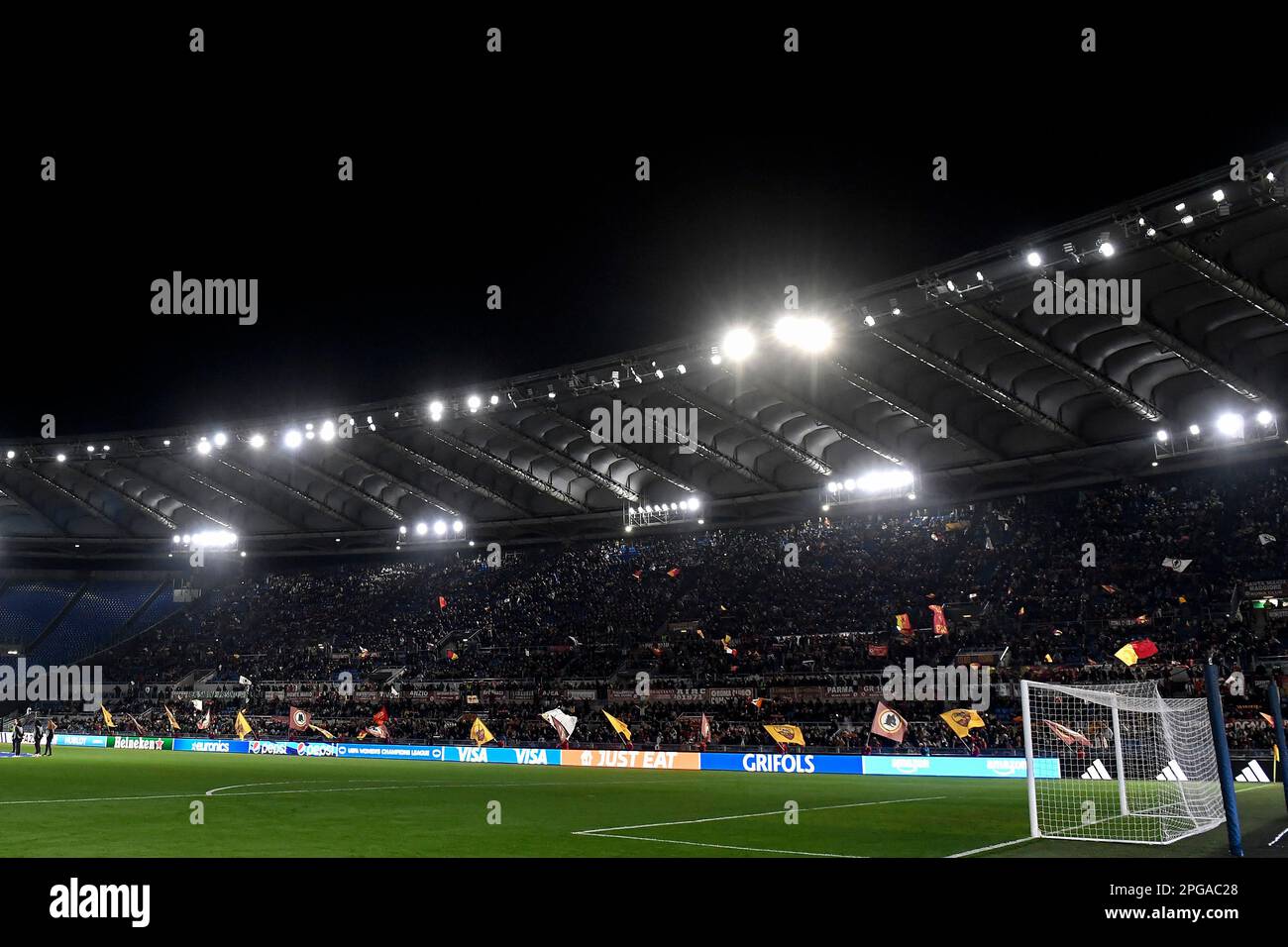 Rom, Italien. 21. März 2023. Roma-Fans jubeln während des Viertelfinals der Women UEFA Champions League zwischen AS Roma und dem FC Barcelona im stadio Olimpico in Rom (Italien) am 21. März 2022. Kredit: Insidefoto di andrea staccioli/Alamy Live News Stockfoto