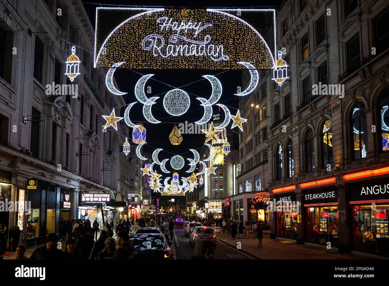 London, Großbritannien. 21. März 2023 Die Öffentlichkeit sieht die erste Ramadan-Lichterinstallation am Piccadilly Circus, die am Vorabend des ersten Tages des Ramadan 2023 eingeschaltet wurde. Lichter dieser Größenordnung sind eine Premiere in Großbritannien und Europa, mit 30.000 nachhaltigen Lichtern, die im Zentrum Londons den ganzen Monat über im Ramadan beleuchtet werden. Kredit: Stephen Chung / Alamy Live News Stockfoto