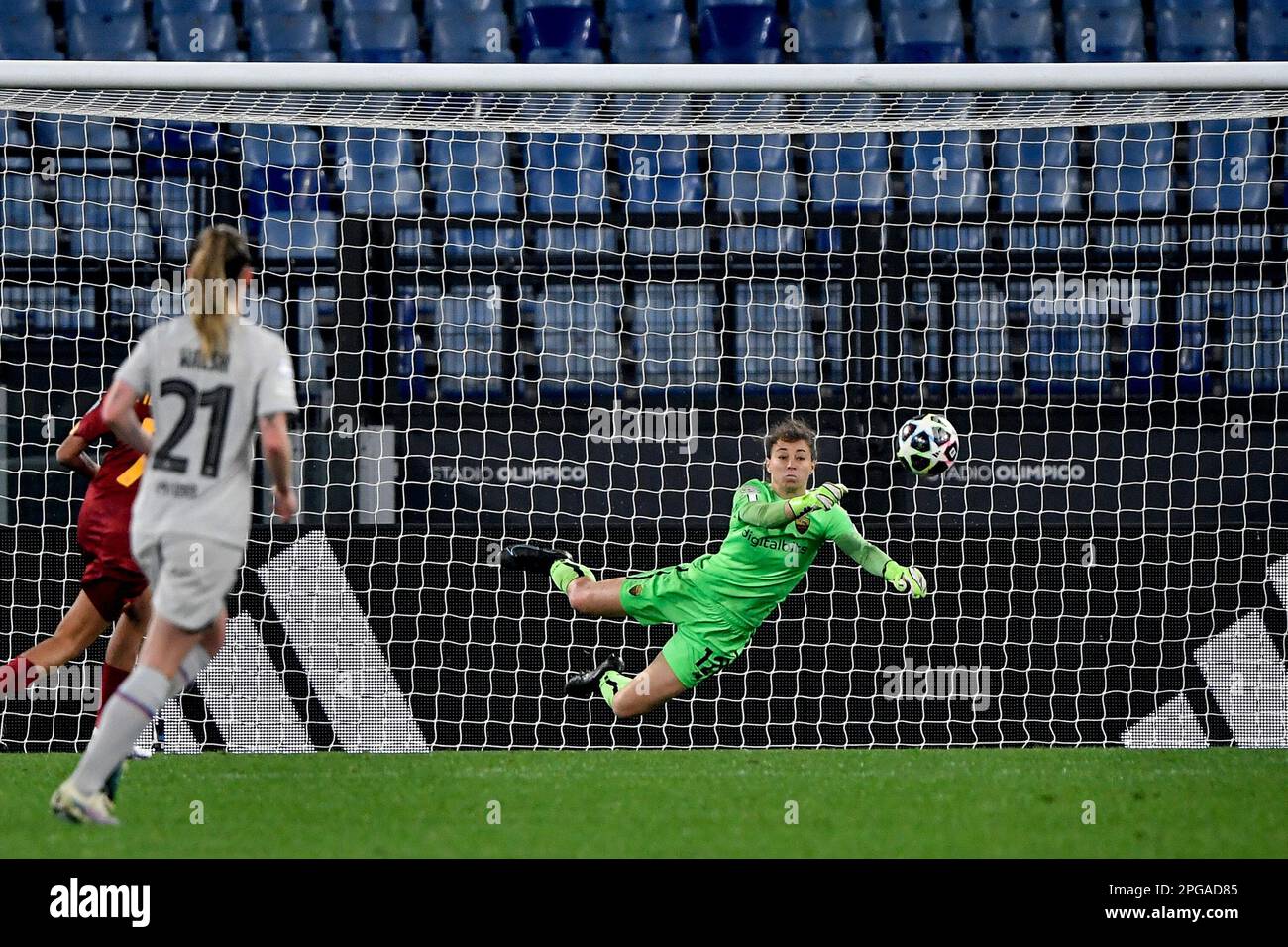 Rom, Italien. 21. März 2023. Camelia Ceasar of AS Roma rettet während des Viertelfinals der UEFA Champions League der Frauen zwischen AS Roma und dem FC Barcelona im stadio Olimpico in Rom (Italien), 21. März 2022. Kredit: Insidefoto di andrea staccioli/Alamy Live News Stockfoto