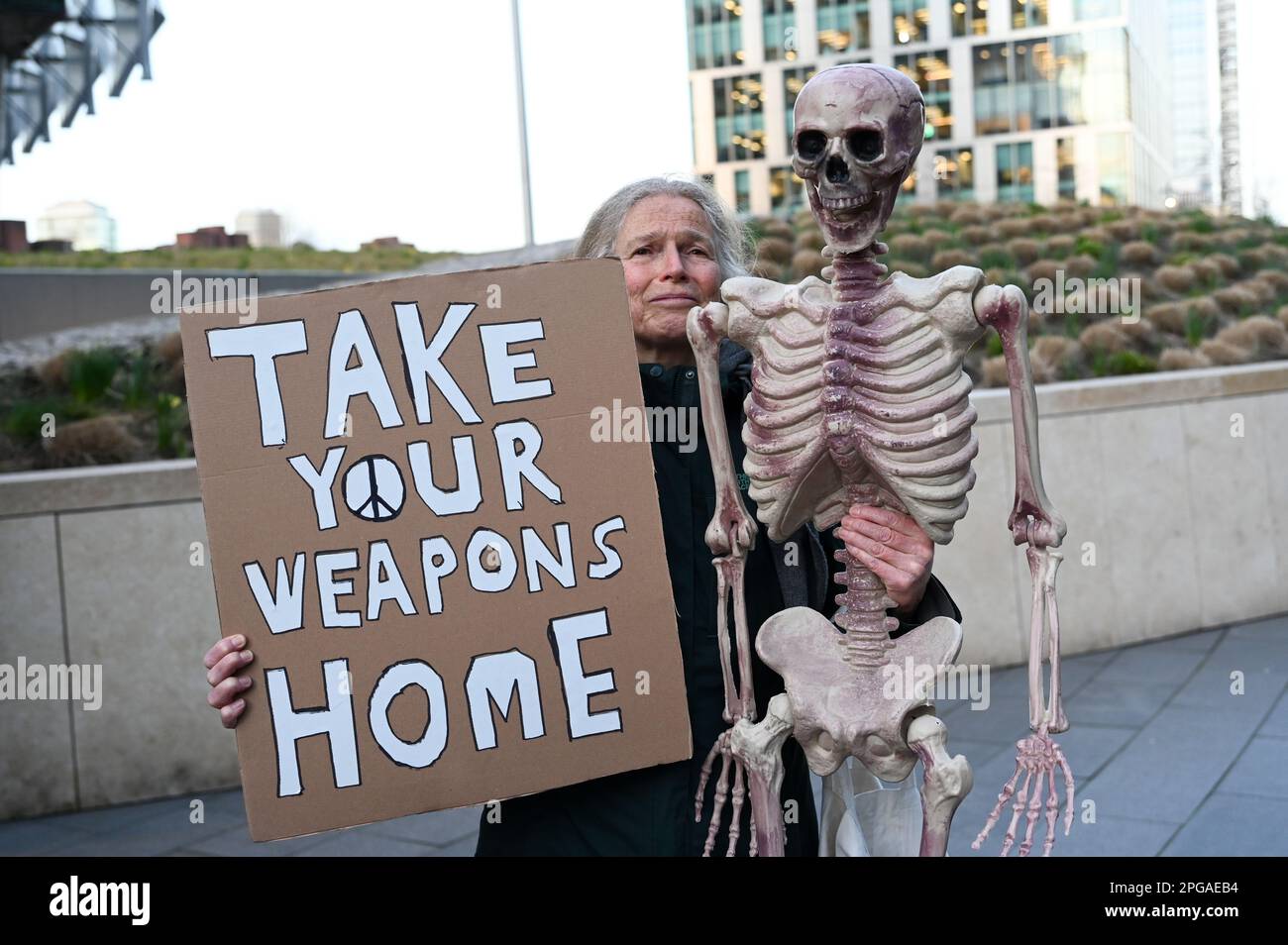 US-Botschaft, London, Großbritannien. 21. März 2023. Protest No US Nukes in Britain against the Federation of American Scientists enthüllte, dass der neue B61-12. Die amerikanische Atombombe wird zu einem amerikanischen Luftwaffenstützpunkt von Lakenheath bis Suffolk, zu Stützpunkten in Europa, einschließlich Großbritannien, gehen. Die letzten Kampfbomber, die F-35 A, die sie zu ihren Zielen auf der ganzen Welt bringen werden, sind bereits in Lakenheath, wo das Training letztes Jahr begann. Kredit: Siehe Li/Picture Capital/Alamy Live News Stockfoto