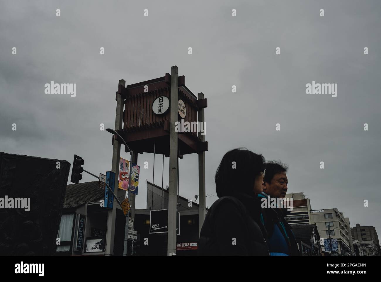 Die Leute gehen die Buchanan Street entlang. San Franciscos Japantown ist ein lebendiges und historisches Viertel mit einem reichen kulturellen Erbe, das Besucher aus der ganzen Welt anzieht. Von wunderschönen Gärten und einzigartigen Geschäften bis hin zu köstlichen Speisen und lebhaften Festivals ist Japantown ein absolutes muss für jeden, der die vielfältige und faszinierende Kultur der Stadt erkunden möchte. Nur wenige Blocks vom Union Square entfernt, ist Japantown eine belebte Enklave, die seit über einem Jahrhundert ein Zentrum des japanisch-amerikanischen Lebens in San Francisco ist. Heute beherbergt die Nachbarschaft eine vielfältige Auswahl an Busi Stockfoto