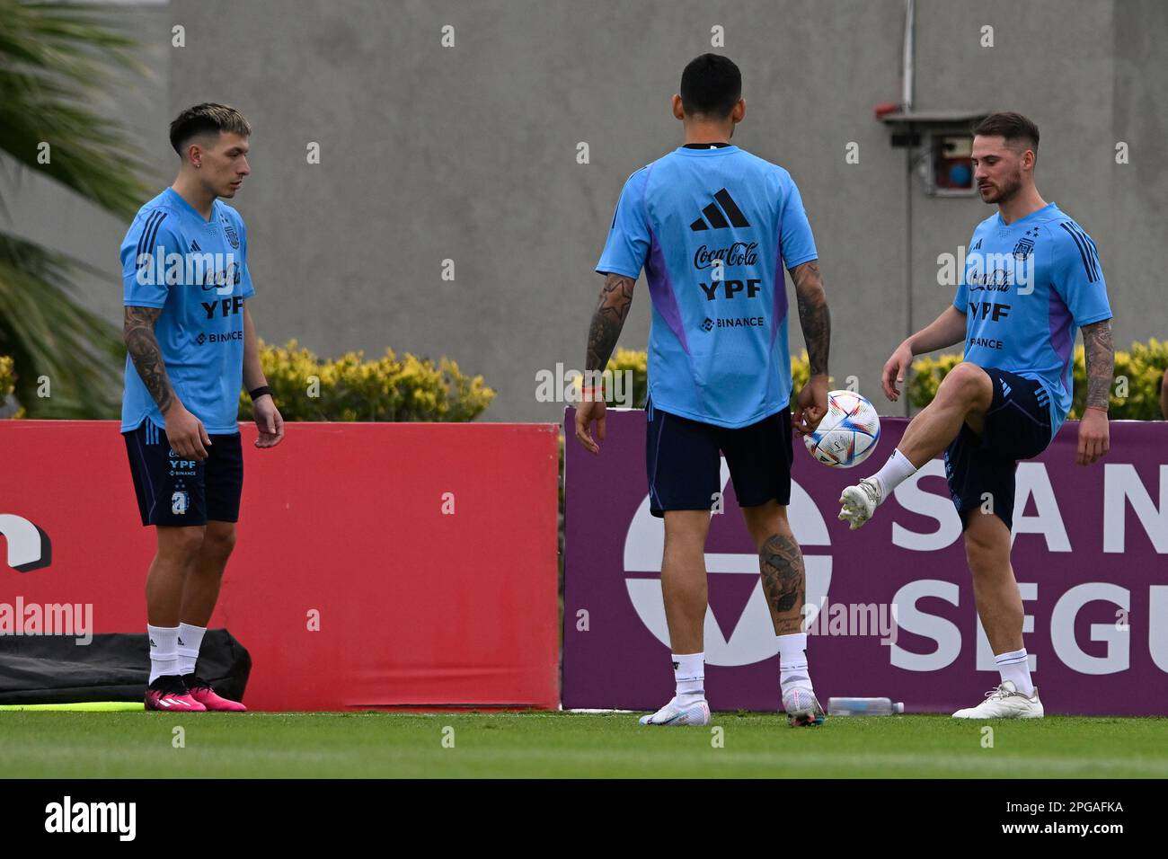 ARGENTINIEN, Buenos Aires, Ezeiza- 21. März 2023: Cristian Romero, Lisandro Martínez, Alexis Mac Allister, Nahuel Molina aus Argentinien während des Trainings auf dem AFA-Trainingsgelände vor dem Freundschaftsspiel gegen Panama. Foto: Diego Halisz/SFSI Stockfoto