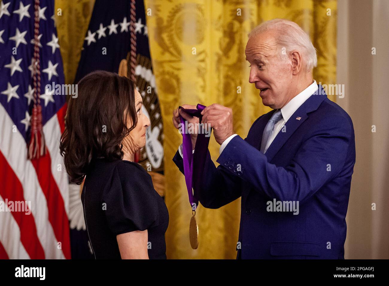 Washington, Usa. 21. März 2023. Präsident Joe Biden überreicht Julia Louis-Dreyfus, die vorgab, mit dem Gewicht der Medaille zu untergehen, während einer Zeremonie im Weißen Haus die National Medal of the Arts, mit der 23 Personen Medaillen in Kunst und Geisteswissenschaften verliehen werden. Die Veranstaltung würdigte die 2021 Medaillenempfänger. Die ursprüngliche Preisverleihung wurde aufgrund der Coronavirus-Pandemie verschoben. Beide Medaillen sind die höchsten Auszeichnungen, die die US-Regierung in Kunst und Geisteswissenschaften verliehen hat. (Foto: Allison Bailey/NurPhoto) Guthaben: NurPhoto SRL/Alamy Live News Stockfoto