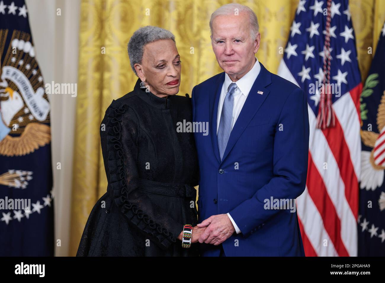 Washington, USA. 21. März 2023. Johnnetta Betsch Cole auf der Bühne mit Präsident Joe Biden während einer Veranstaltung zur Verleihung des Arts and Humanities Award am 21. März 2023 im East Room des Weißen Hauses in Washington, DC. (Foto: Oliver Contreras/Sipa USA) Guthaben: SIPA USA/Alamy Live News Stockfoto