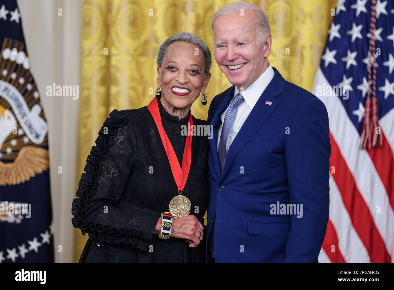 Washington, USA. 21. März 2023. Johnnetta Betsch Cole auf der Bühne mit Präsident Joe Biden während einer Veranstaltung zur Verleihung des Arts and Humanities Award am 21. März 2023 im East Room des Weißen Hauses in Washington, DC. (Foto: Oliver Contreras/Sipa USA) Guthaben: SIPA USA/Alamy Live News Stockfoto