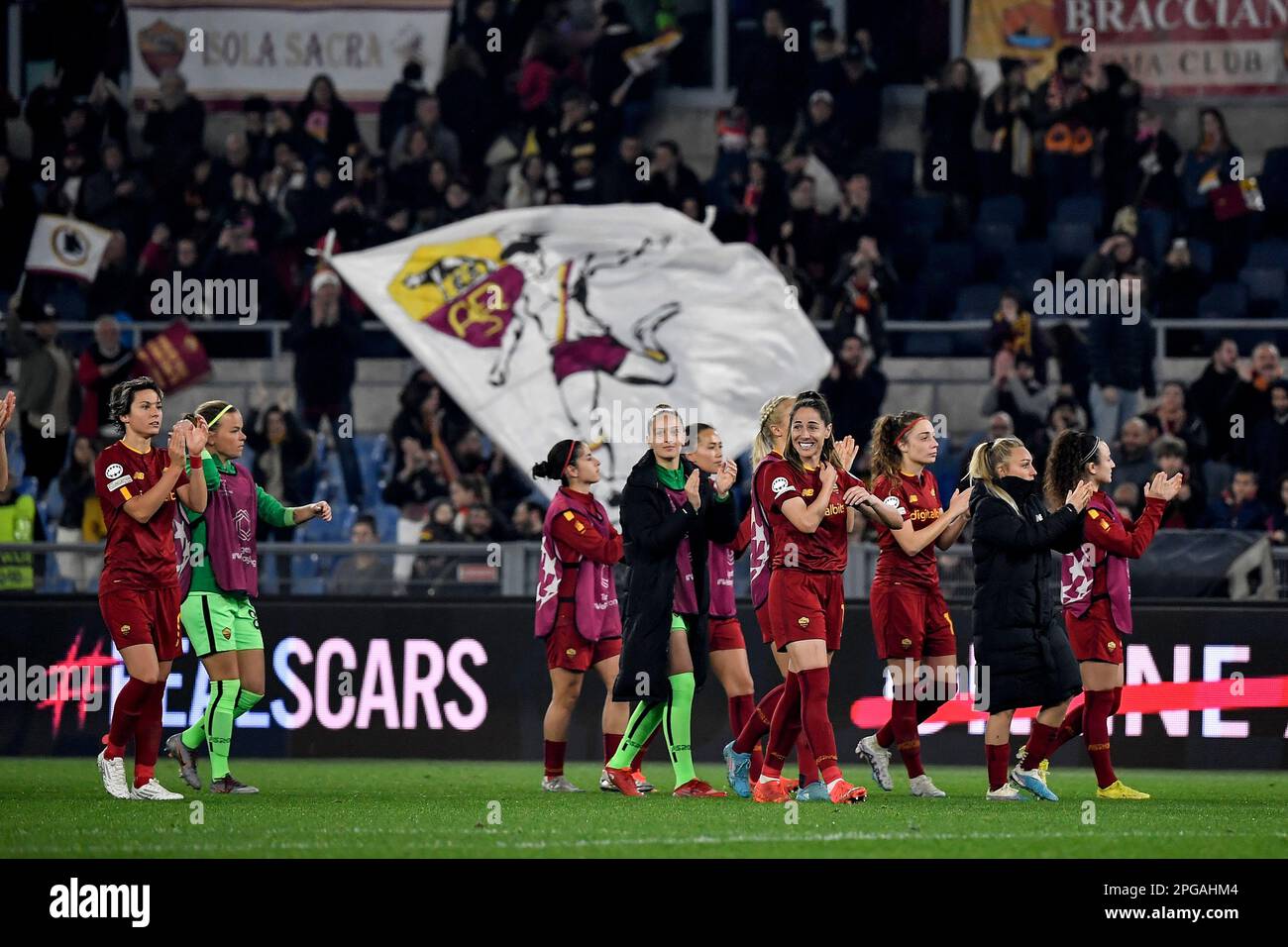 Rom, Italien. 21. März 2023. DIE Spieler der Roma begrüßen die Fans am Ende des Viertelfinals der UEFA Champions League der Frauen zwischen AS Roma und dem FC Barcelona im stadio Olimpico in Rom (Italien) am 21. März 2022. Kredit: Insidefoto di andrea staccioli/Alamy Live News Stockfoto