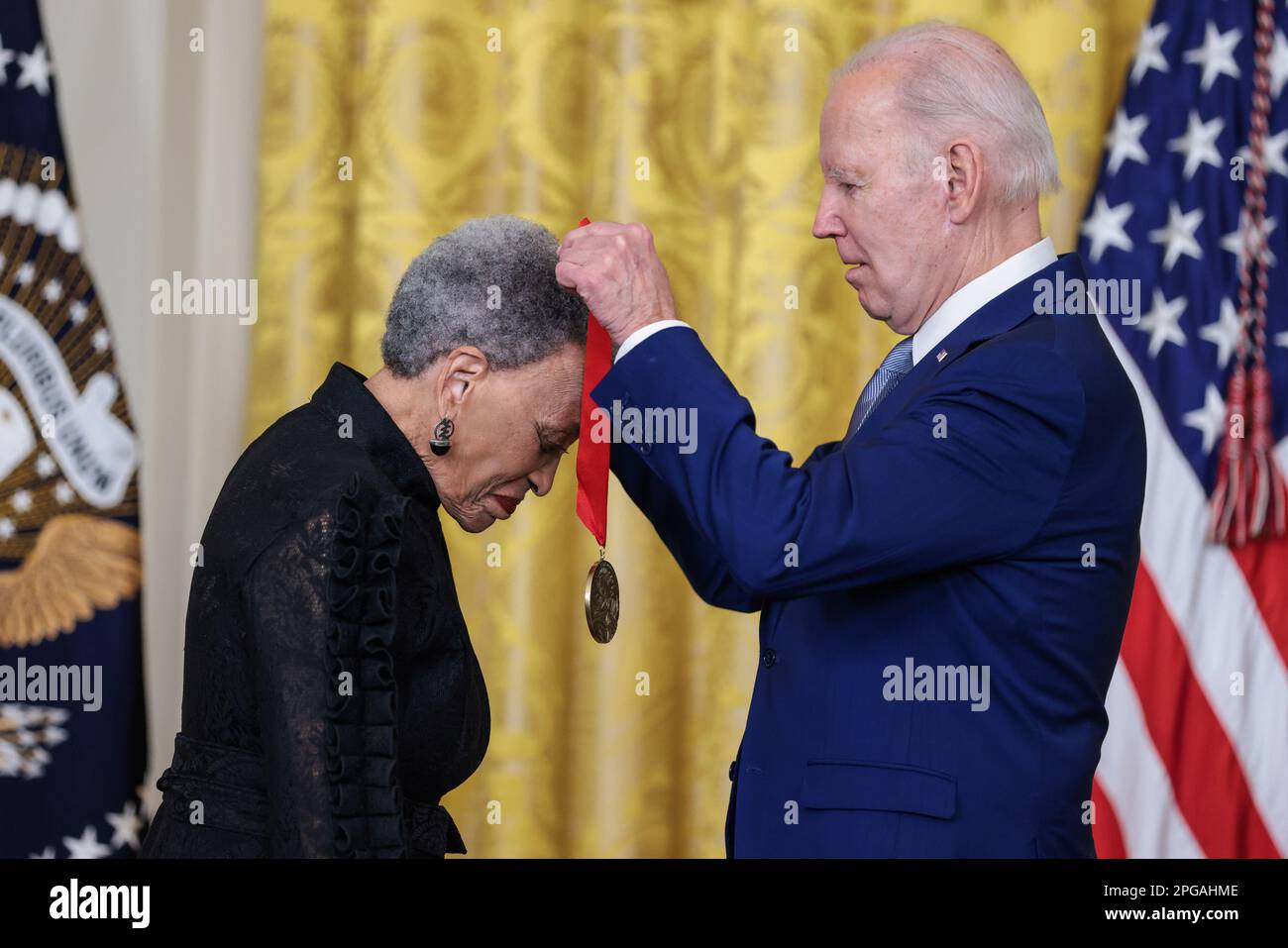 Washington, Usa. 21. März 2023. Johnnetta Betsch Cole auf der Bühne mit Präsident Joe Biden während einer Veranstaltung zur Verleihung des Arts and Humanities Award im East Room des Weißen Hauses in Washington, DC am Dienstag, den 21. März 2023. Foto: Oliver Contreras/UPI Credit: UPI/Alamy Live News Stockfoto