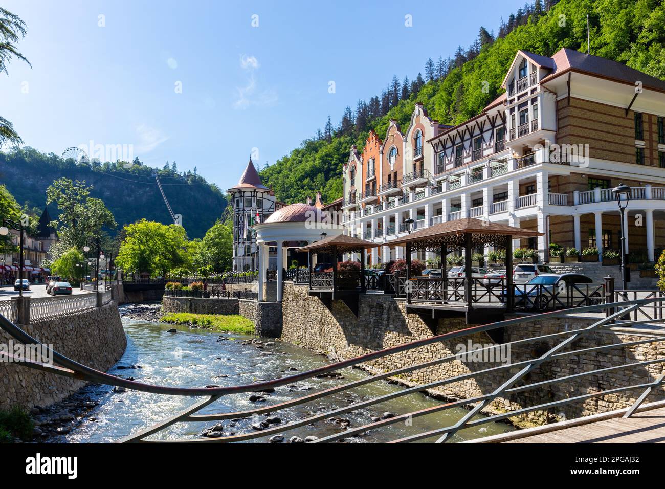 Borjomi, Georgia, 08.06.2021. Stadtlandschaft Borjomi mit Crowne Plaza Borjomi, einem IHG-Hotel, Kura-Fluss von der Mobius Loop Bridge aus gesehen, Borjomi-Park. Stockfoto