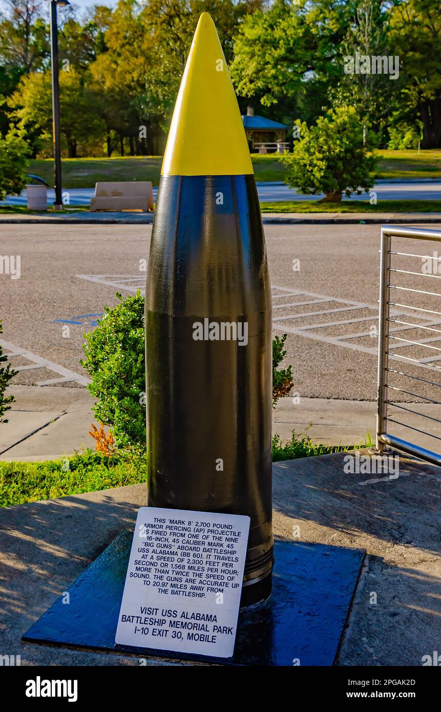 Munition vom Schlachtschiff USS Alabama wird im Alabama Welcome Center am 20. März 2023 in Grand Bay, Alabama, ausgestellt. Stockfoto