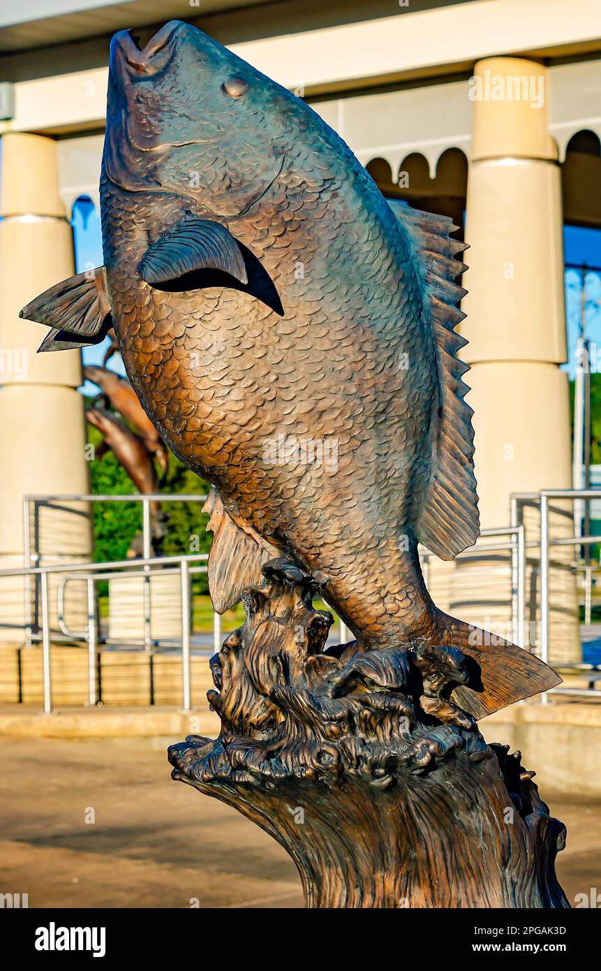 Eine rote Schnapper-Skulptur steht vor dem Alabama Welcome Center, 20. März 2023, in Grand Bay, Alabama. Stockfoto