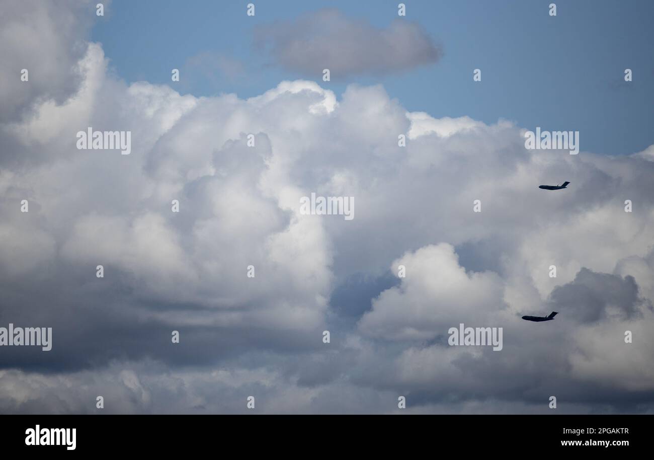 Ein Paar C-17 Globemaster III's Macht durch den bewölkten Himmel von Western Washington auf der Joint Base Lewis-McChord, Washington, 15. März 2023. Das Flugzeug wurde für den simulierten Patiententransport während der Übung Ultimate Caduceus 2023 eingesetzt. Die UC23-Übung bietet eine wertvolle Schulungsmöglichkeit für die verschiedenen Komponenten des Verteidigungsministeriums und des Militärgesundheitssystems, zusammen mit anderen Regierungsbehörden und unseren zivilen Partnern zusammenzuarbeiten, während wir uns darauf vorbereiten, unsere nationale Verteidigung zu unterstützen und auf jeden Notfall zu reagieren. Stockfoto