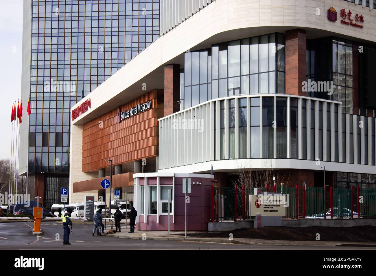 Das SolXE Hotel Moskau, wo der Generalsekretär der Kommunistischen Partei Chinas Xi Jinping während seines Staatsbesuchs in Russland wohnte. Russland wurde das erste Land, das der chinesische Führer nach der Wiederwahl besuchen wollte. Stockfoto